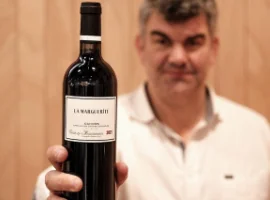 Matthieu présente une bouteille de Marguerite